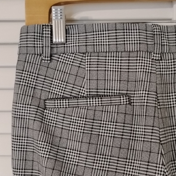 GAP Women's Gray Checkered Ankle Pants - Picture 4 of 5